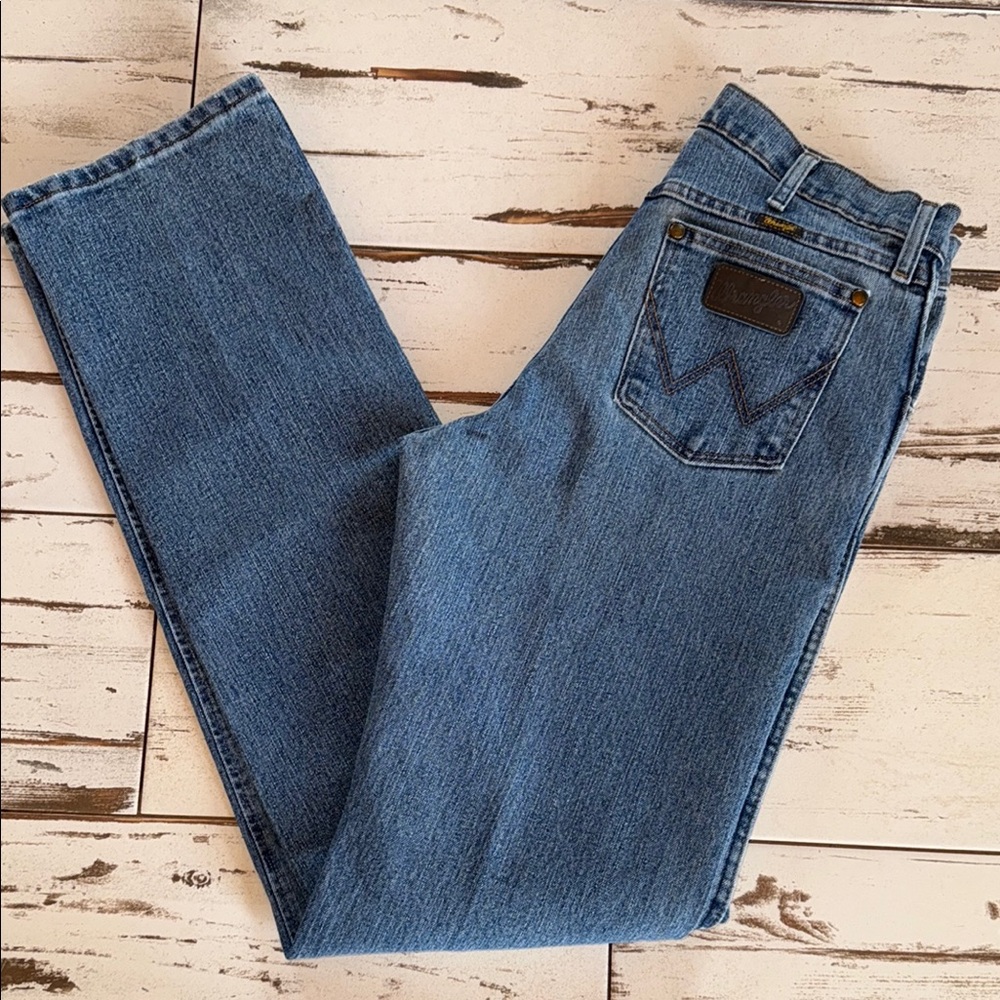 Men’s Wrangler regular fit 47MACMT jeans for the king lean cowboy. size 31x36